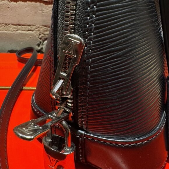 Louis Vuitton Alma BB – Épi Leather “Gunmetal” (Noir Anthracite)(2015) - Picture 7 of 13